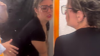 La Caliente Esposa En La Tienda Se Vuelve Loca De Lujuria Y Toma Una Gran Polla En Público