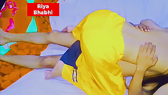 Riya Bhabhi Menggoda Dan Berciuman Sebelum Dari Belakang Dengan Kekasihnya