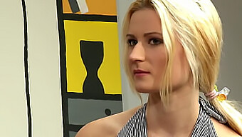 Eine Authentische, Schüchterne Blondine Tritt Als Kurtisane Im Alter Von 18 Jahren Auf