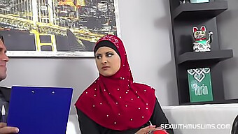 Milf-Ul Musulman Sexy Cu Hijab Primește O Futere Bună