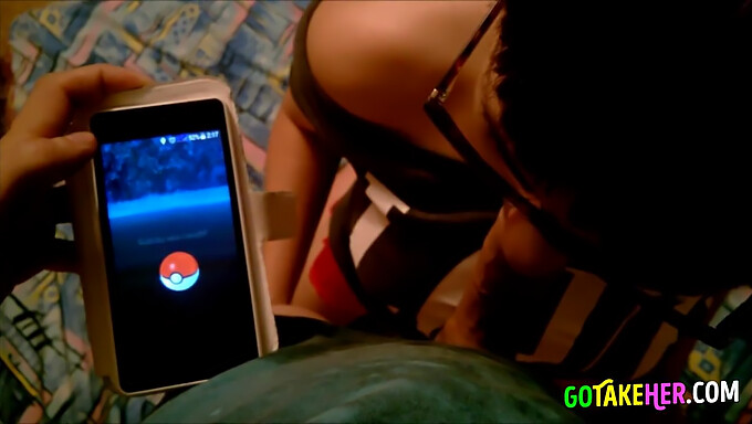 Teen (18+) Amateur Da Una Mamada Pov Mientras Juega A Pokémon Go