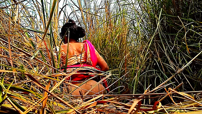 Adolescente India En El Campo: Bhabhi Caliente En Primer Plano En Hd