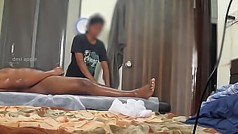 Gadis Ebony Kecil Menikmati Urutan Kejutan Dan Handjob