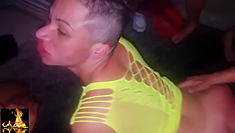 Une Milf Se Laisse Aller À Une Session De Sexe De Groupe Sauvage Chez Un Ami