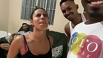 Braziliaanse Volwassen Vrouw Geniet Van Interraciale Ontmoetingen Met Drie Zwarte Mannen