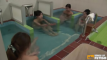 Petite Japanske Piger Bliver Fingret Af En Fyr I Brusebadet I Denne Hotte Video