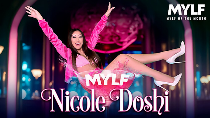 Fetish Favorit Nicole: Deepthroat Dan Bermain Wajah